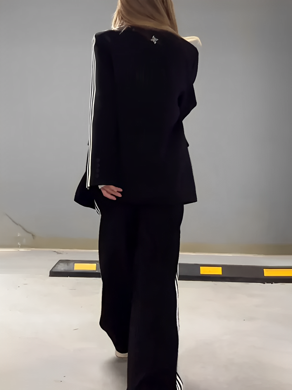 Conjunto Feminino de Alfaiataria Esportiva com Blazer Oversized e Calça com Listras Laterais – Fabiana