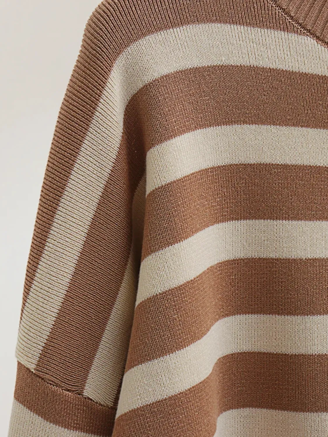 Conjunto Feminino de Tricô com Suéter de Gola Alta Listrado e Calça Confortável – Daniela