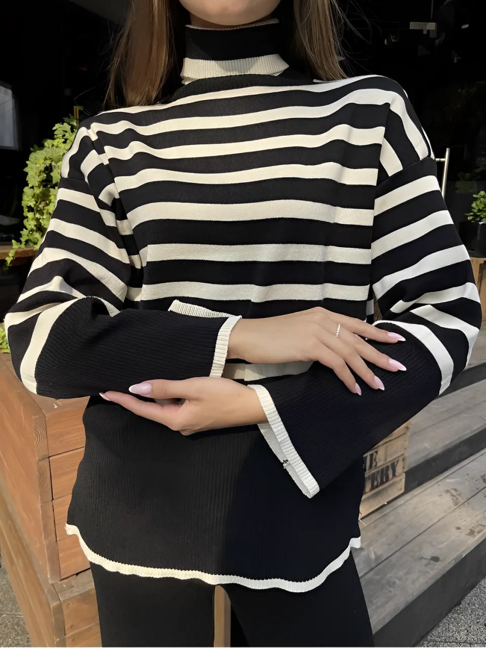 Conjunto Feminino de Tricô com Suéter de Gola Alta Listrado e Calça Confortável – Daniela