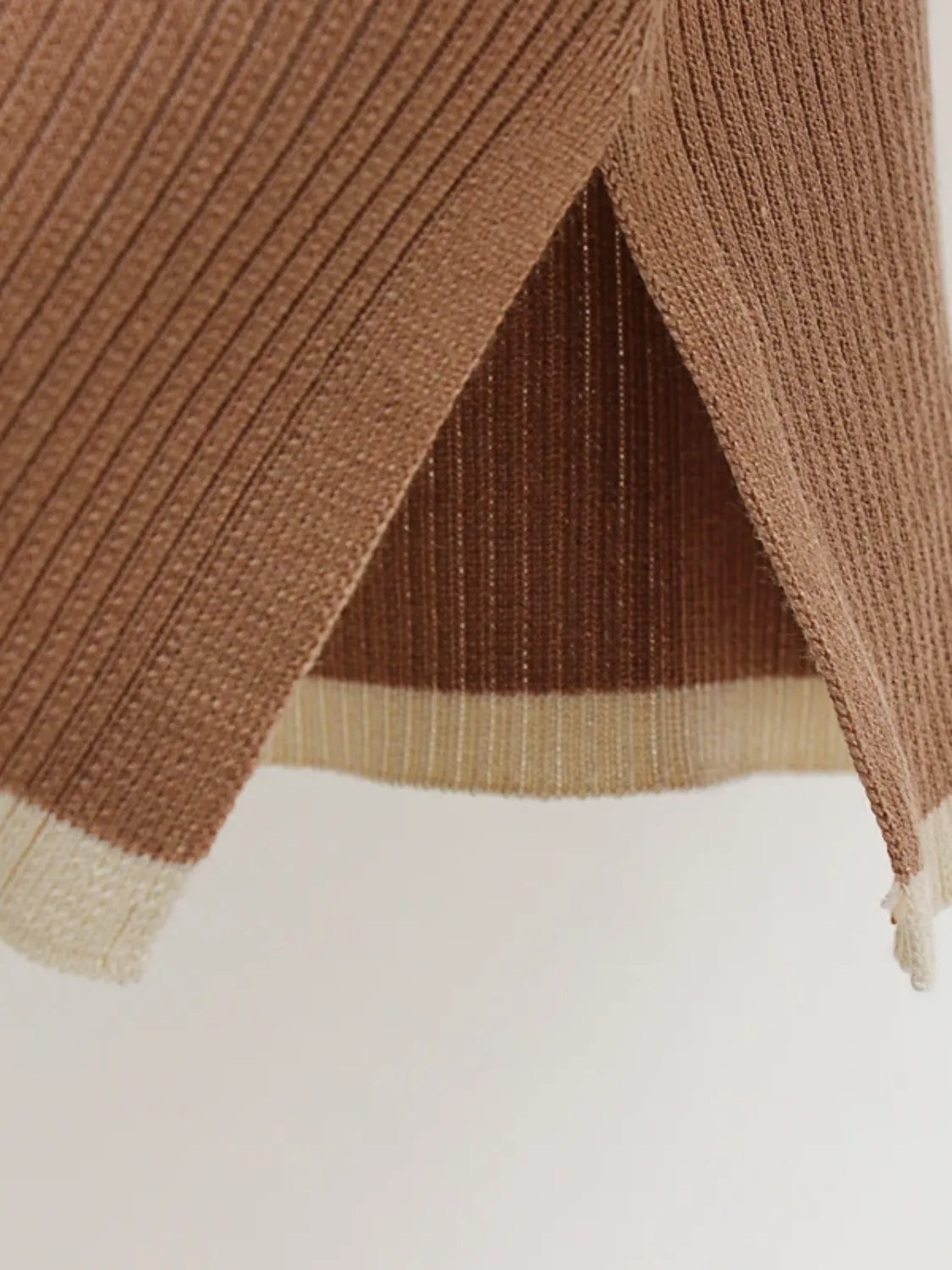 Conjunto Feminino de Tricô com Suéter de Gola Alta Listrado e Calça Confortável – Daniela