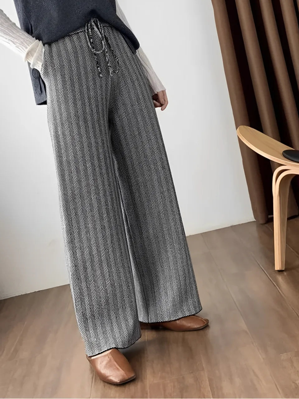 Calça Feminina Wide de Lã Texturizada com Cadarço na Cintura – Marina