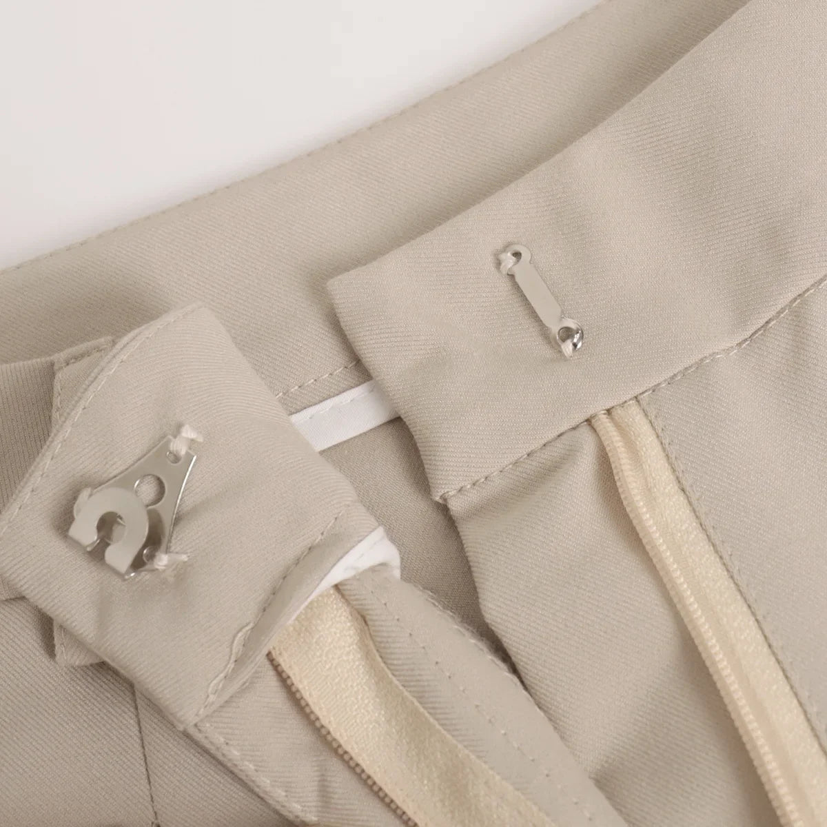 Calça Feminina Wide Leg em Alfaiataria Clássica com Cintura Alta e Bolsos – Diana