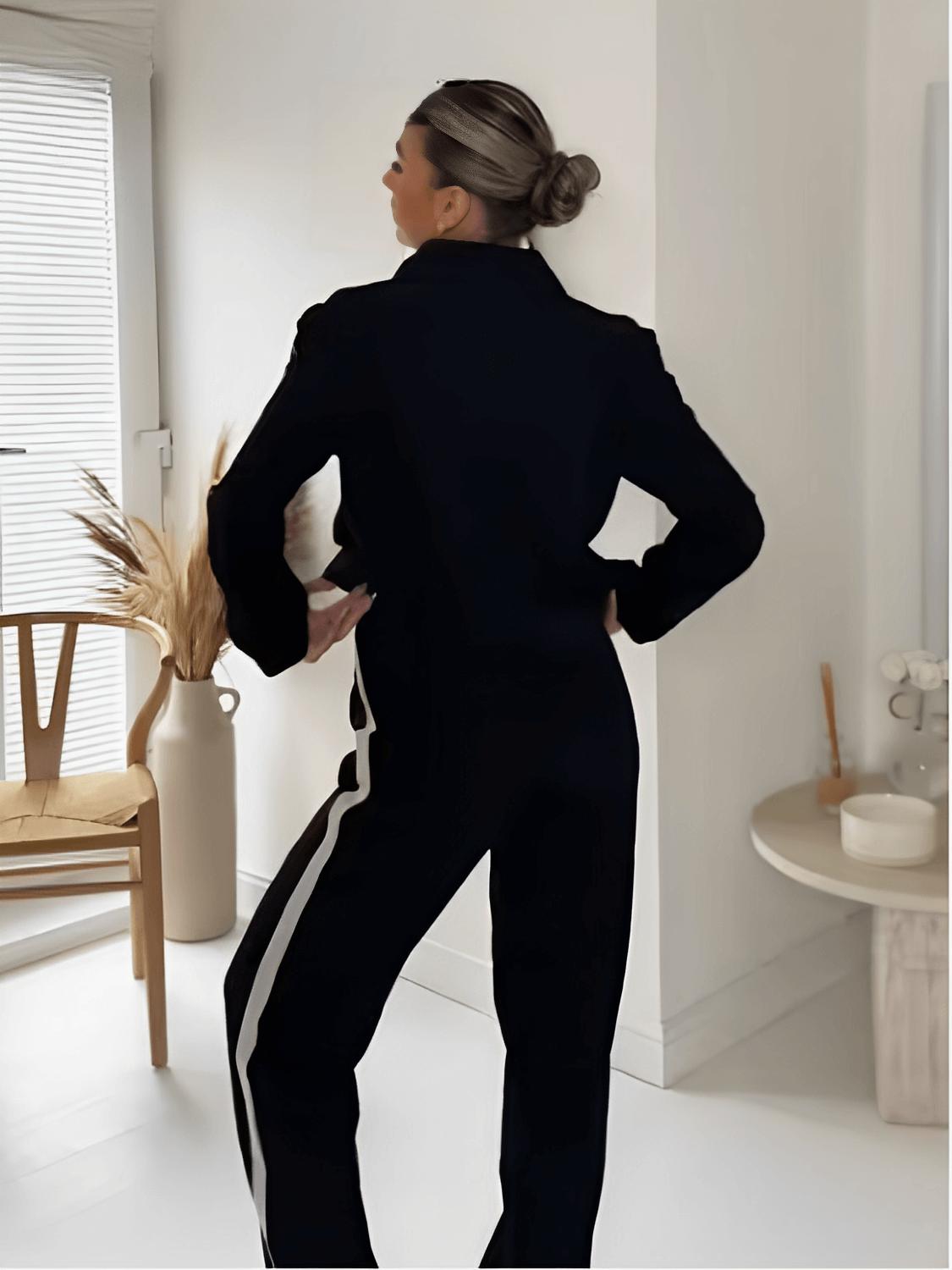 Conjunto Feminino Casual Esportivo com Jaqueta de Zíper e Calça com Listras Brancas Laterais – Débora