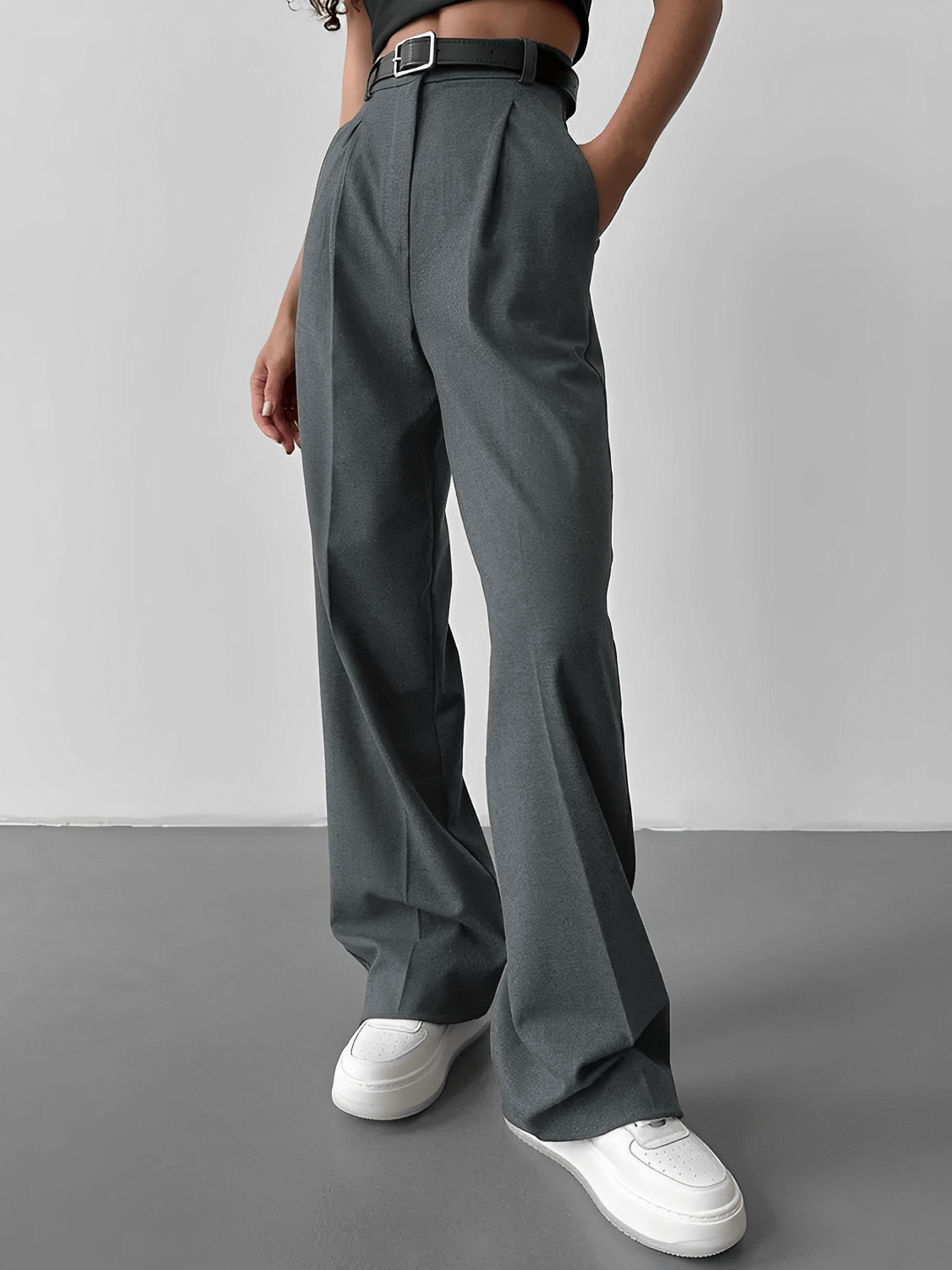 Calça Feminina Wide Leg em Alfaiataria Clássica com Cintura Alta e Bolsos – Diana