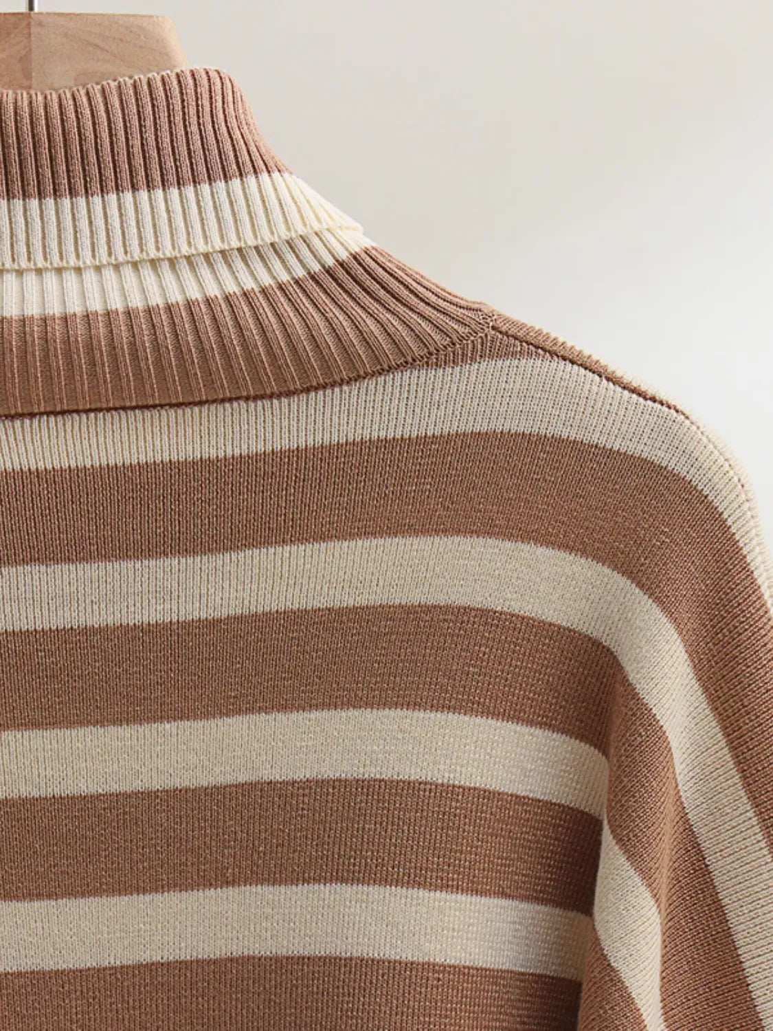 Conjunto Feminino de Tricô com Suéter de Gola Alta Listrado e Calça Confortável – Daniela