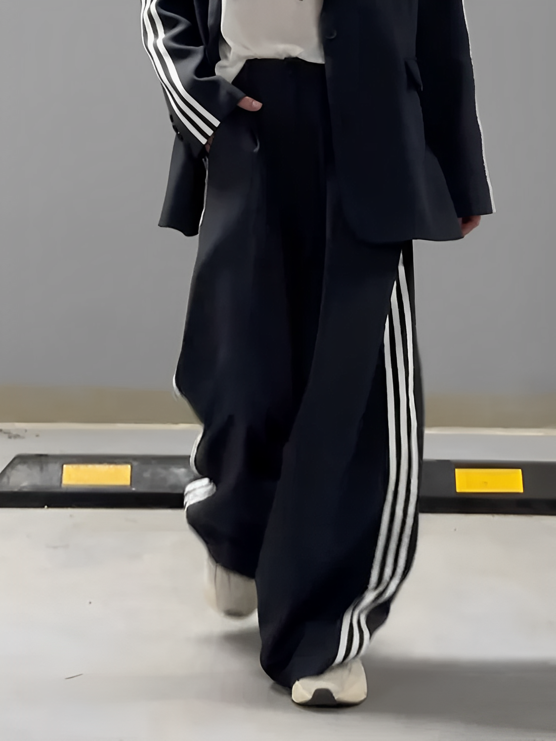 Conjunto Feminino de Alfaiataria Esportiva com Blazer Oversized e Calça com Listras Laterais – Fabiana