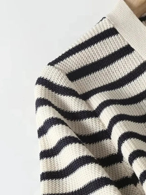 Vestido Feminino Midi Listrado Vintage Decote em V com Fechamento em Botões – Mirella