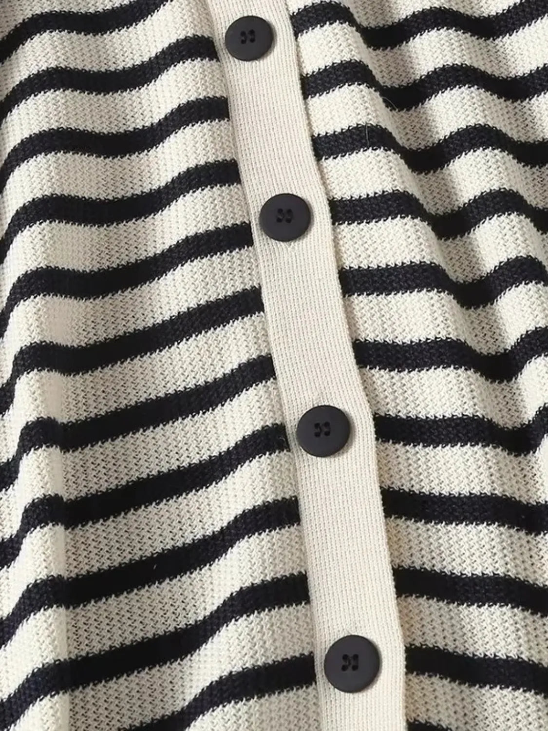 Vestido Feminino Midi Listrado Vintage Decote em V com Fechamento em Botões – Mirella