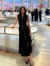 Vestido Feminino Midi de Tricô Sem Mangas com Abertura de Botões – Sara