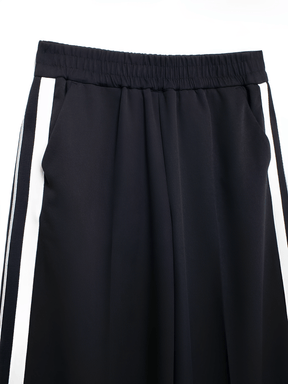 Conjunto Feminino Casual Esportivo com Jaqueta de Zíper e Calça com Listras Brancas Laterais – Débora