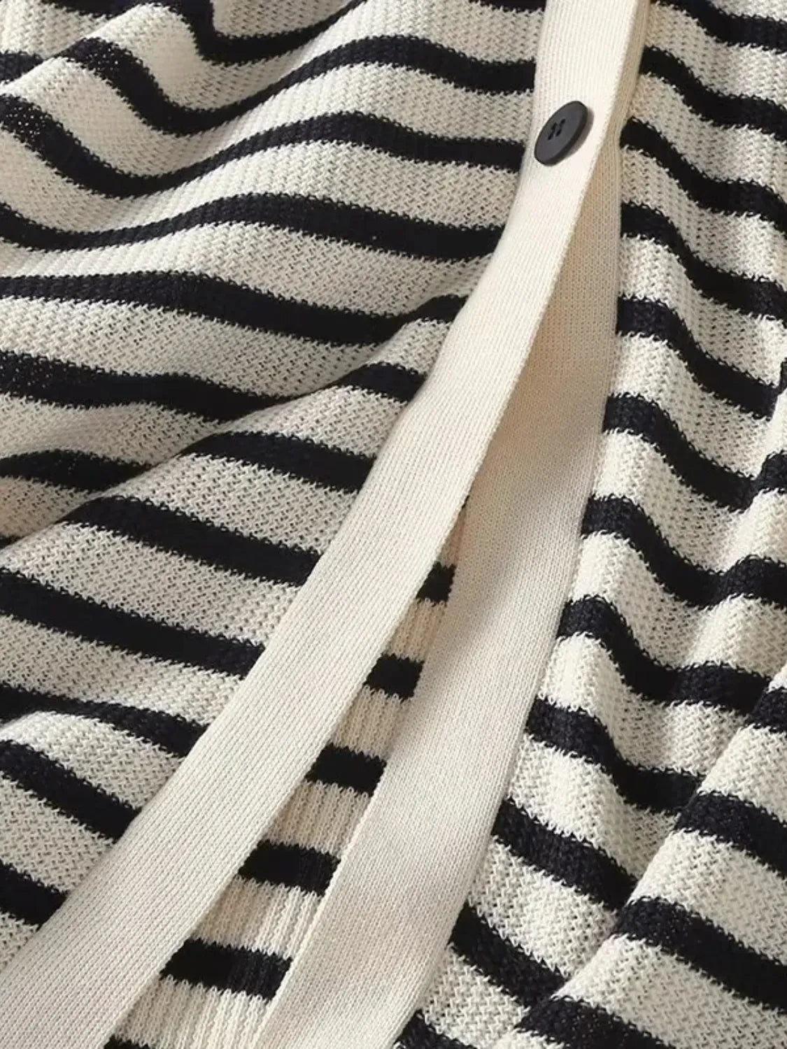 Vestido Feminino Midi Listrado Vintage Decote em V com Fechamento em Botões – Mirella