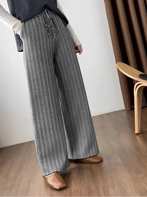 Calça Feminina Wide de Lã Texturizada com Cadarço na Cintura – Marina