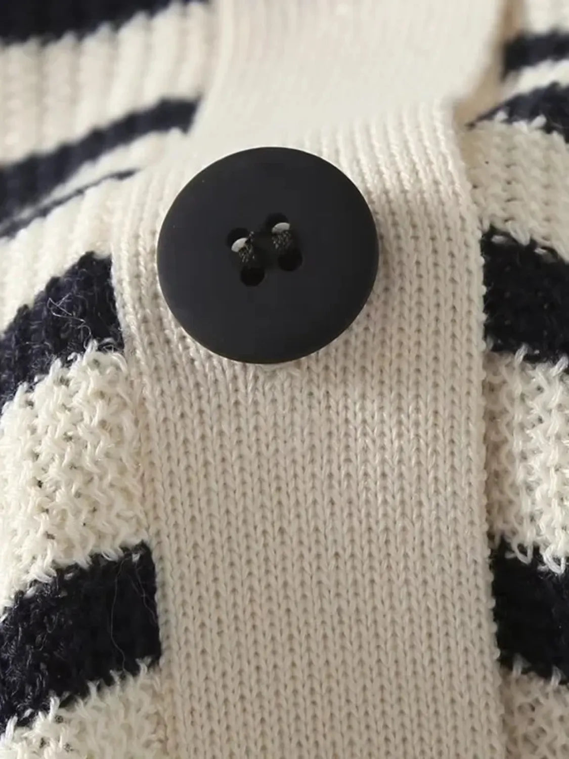 Vestido Feminino Midi Listrado Vintage Decote em V com Fechamento em Botões – Mirella