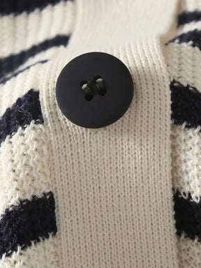 Vestido Feminino Midi Listrado Vintage Decote em V com Fechamento em Botões – Mirella