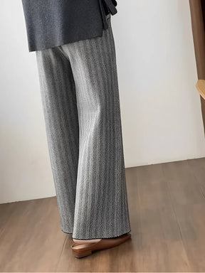 Calça Feminina Wide de Lã Texturizada com Cadarço na Cintura – Marina