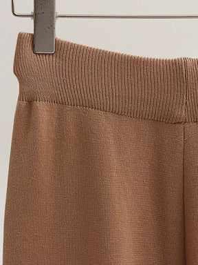 Conjunto Feminino de Tricô com Suéter de Gola Alta Listrado e Calça Confortável – Daniela