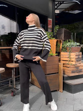 Conjunto Feminino de Tricô com Suéter de Gola Alta Listrado e Calça Confortável – Daniela