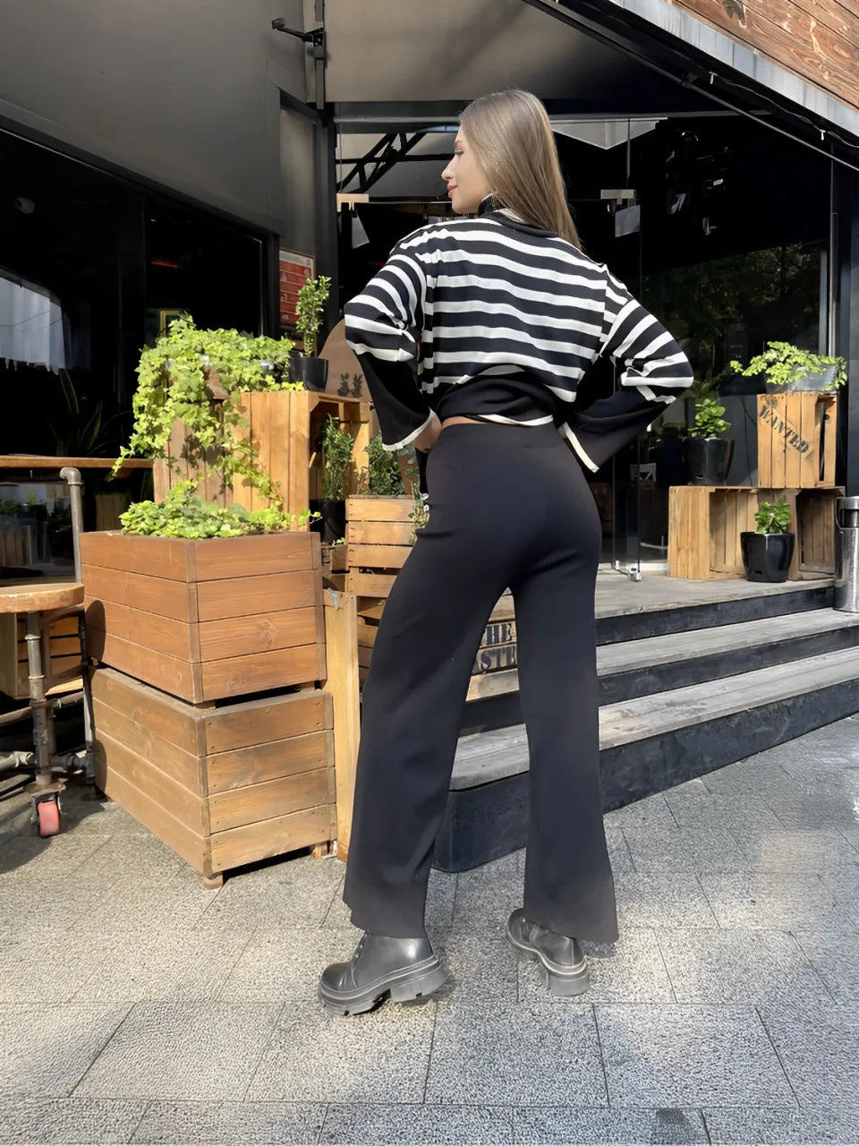 Conjunto Feminino de Tricô com Suéter de Gola Alta Listrado e Calça Confortável – Daniela