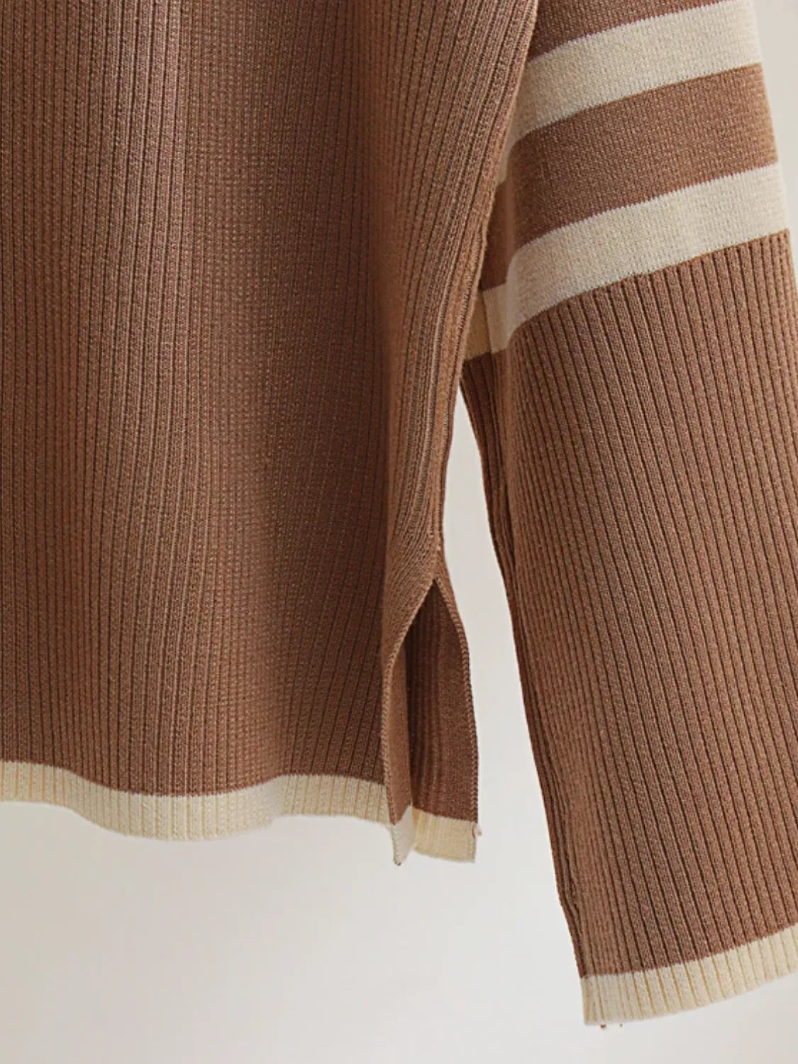 Conjunto Feminino de Tricô com Suéter de Gola Alta Listrado e Calça Confortável – Daniela